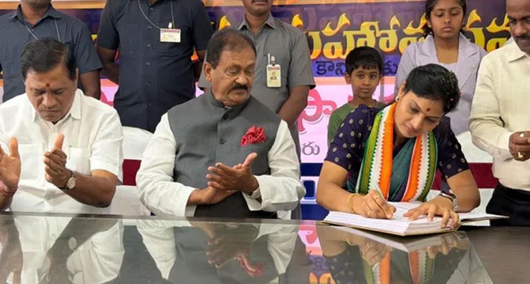 కామారెడ్డి మున్సిపల్ చైర్మన్‌గా బాధ్యతలు స్వీకరించిన ఇప్ప ఉమారాణి శ్రీనివాస్

