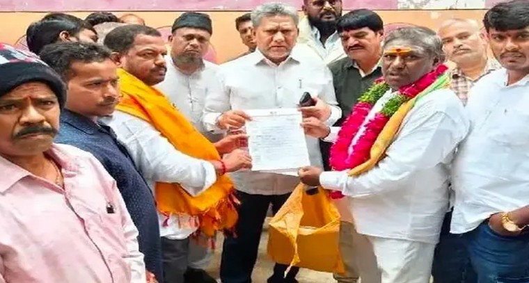 పద్మనగర్ వాసుల వినతులపై కార్వాన్ ఎమ్మెల్యే కౌసర్ మొహియుద్దీన్ హామీ.. రోడ్లు, డ్రైనేజీ పనులు త్వరలో ప్రారంభం

