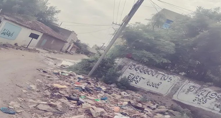 దేవునిపల్లి రోడ్డు గుంతలతో అవస్థలు

