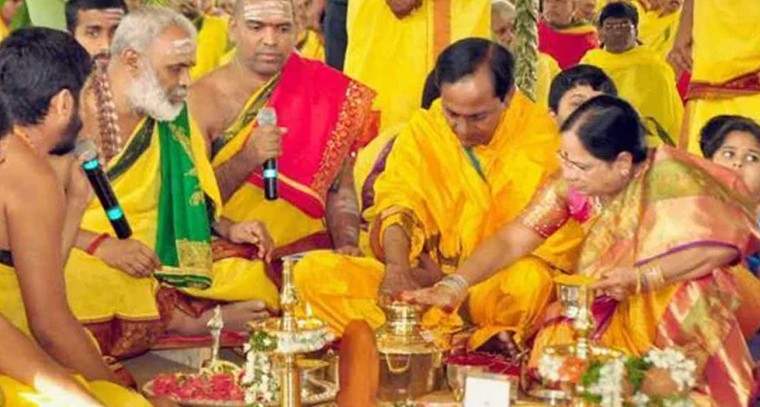 ఎర్రవల్లి ఫామ్‌హౌస్‌లో చండీ యాగం.. బీఆర్ఎస్ నాయకుల సమక్షంలో ప్రత్యేక పూజలు

