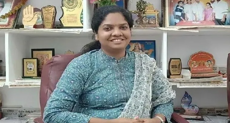 నారాయణపేటలో ఇందిరమ్మ ఇళ్ల మంజూరు పత్రాల పంపిణీ.. ఎమ్మెల్యే చిట్టెం పర్ణికా రెడ్డి పర్యటన

