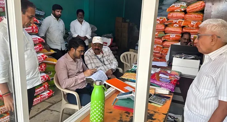 మహబూబ్ నగర్‌లో ఫర్టిలైజర్ దుకాణాలపై ఆకస్మిక తనిఖీలు.. రైతులకు పారదర్శక సరఫరా ఆదేశం

