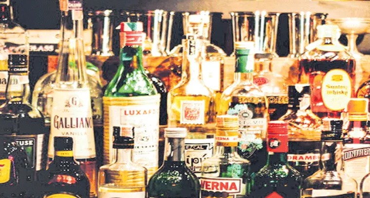 బ్రాండెడ్‌ సీసాల్లో నకిలీ మద్యం.. కల్తీ వ్యాపారం బయటపడ్డ వైనం

