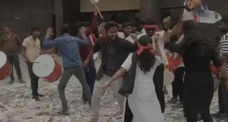 నల్గొండలో హరిహర వీరమల్లు హవా.. పవన్ కళ్యాణ్ అభిమానుల రచ్చ రచ్చ

