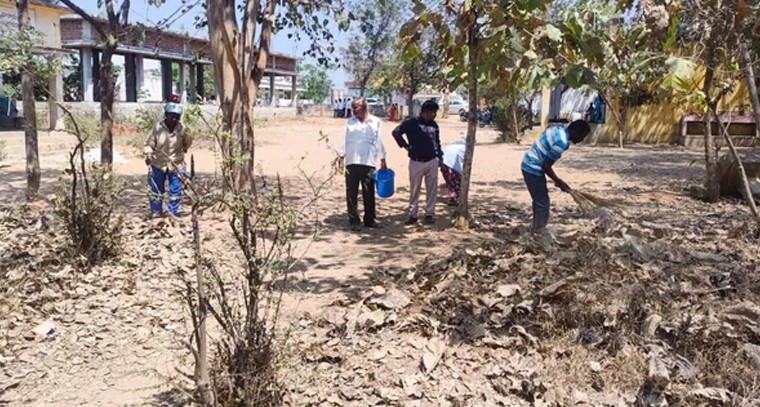 తుజాల్‌పూర్‌లో ముమ్మరంగా పారిశుధ్య పనులు.. స్వయంగా చీపురు పట్టిన ఎంపీడీవో పూర్వచంద్ర కుమార్

