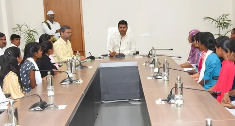 విద్యార్థులకు జిల్లా కలెక్టర్ దిశా నిర్దేశం

