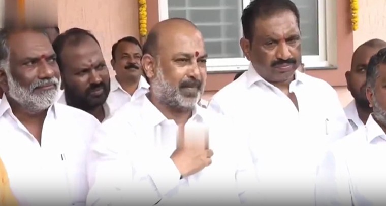 బీజేపీలో బీఆర్ఎస్ విలీనం చర్చలు.. బండి సంజయ్ సంచలన వ్యాఖ్యలు

