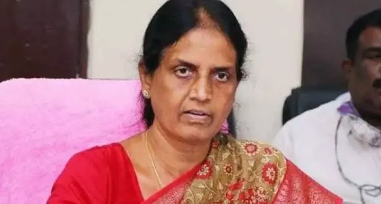 పాఠ్యపుస్తకాల జాడలేదన్న బీఆర్‌ఎస్.. విద్యార్థుల బాధలపై సబితా విమర్శలు

