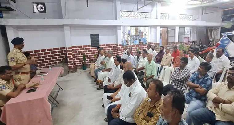 గోపాలపురం పోలీస్ స్టేషన్ ఆధ్వర్యంలో శాంతి కమిటీ సమావేశం.. మొహర్రం ఉత్సవాల కోసం భద్రతా చర్యలు

