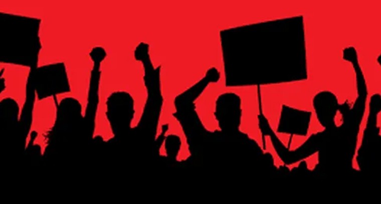 కుమ్మెర ఘటనపై నిప్పులు చెరిగిన బాధితులు.. శంకరపట్నంలో భారీ రాస్తారోకో

