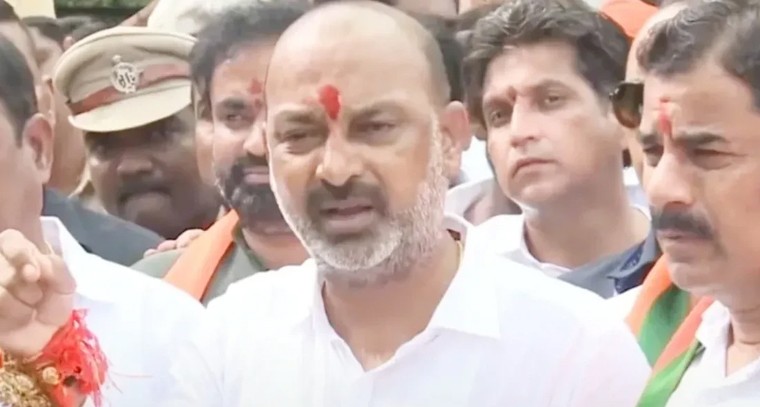 ఫోన్ ట్యాపింగ్‌పై బండి సంజయ్ ఘాటు విమర్శలు.. కేసీఆర్‌కు రేవంత్ క్లీన్ చిట్ ఎందుకు?

