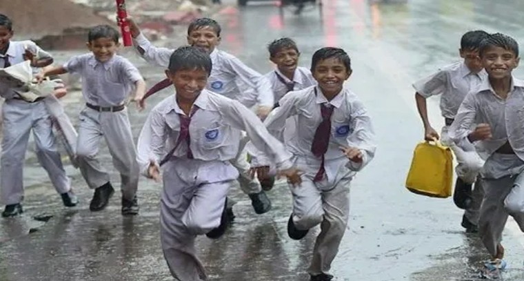 తెలంగాణలో భారీ వర్షాలు.. GHMC పాఠశాలలకు హాఫ్ డే, ఐదు జిల్లాలకు పూర్తి సెలవు

