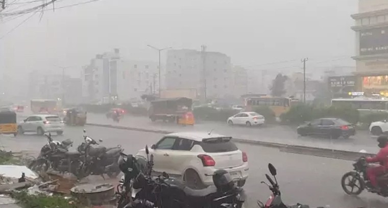 హైదరాబాద్‌ను వాన ముంచెత్తింది.. అల్పపీడనం ప్రభావంతో భారీ వర్షాలు, ట్రాఫిక్‌కు అంతరాయం

