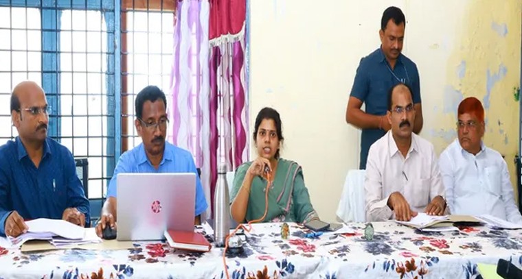 డిండిలో కలెక్టర్ త్రిపాఠి యాక్షన్ మోడ్.. రైతు సేవల నుండి ఇందిరమ్మ ఇండ్ల వరకు తనిఖీ

