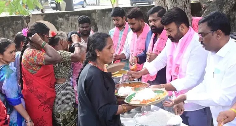 ఖమ్మం భూధాన్ బాధితులకు అండగా బీఆర్ఎస్.. పునరావాస కేంద్రాల్లో అన్నదాన కార్యక్రమం

