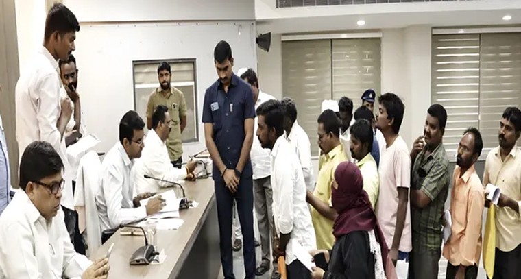 గద్వాలలో ప్రజావాణి.. ప్రజల సమస్యలపై కలెక్టర్ దృష్టి

