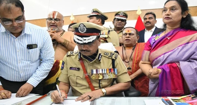 తెలంగాణకు కొత్త పోలీస్ డైరెక్టర్ జనరల్‌గా శివధర్ రెడ్డి బాధ్యతలు స్వీకారం

