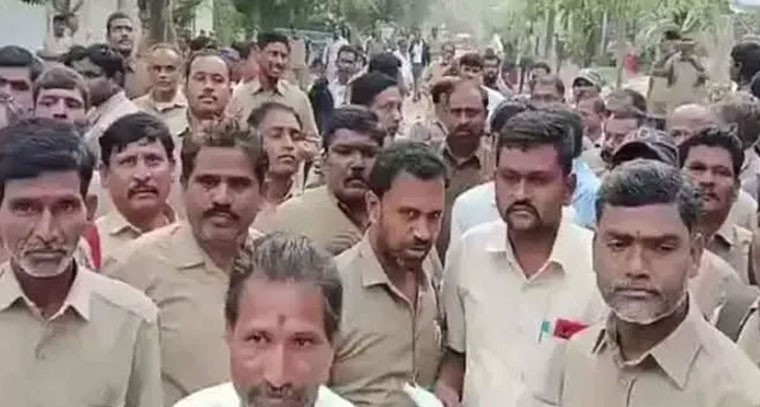 ఆసిఫాబాద్ పోలీసులపై చర్యలు తీసుకోవాలి: ఆర్టీసీ జేఏసీ డిమాండ్