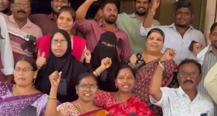 ఉద్యోగుల సమస్యల పరిష్కారం కోసం మున్సిపల్ సిబ్బంది నిరసన