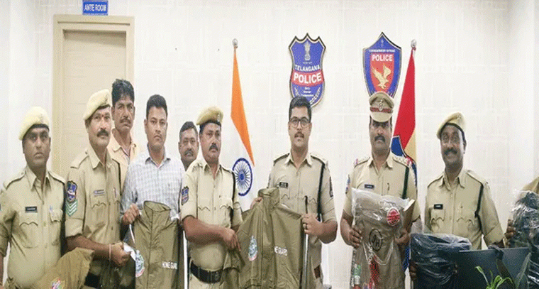 ఎస్పీ చేతుల మీదుగా పోలీస్ సిబ్బందికి దుస్తుల పంపిణీ