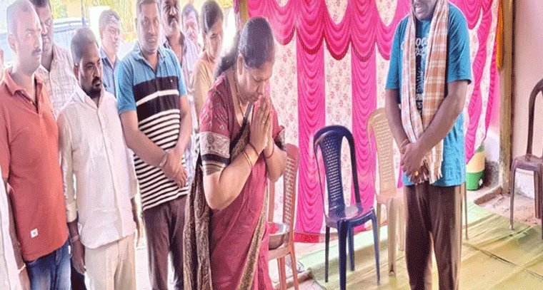 బాధిత కుటుంబాన్ని పరామర్శించిన ఎమ్మెల్యే కోవ లక్ష్మి