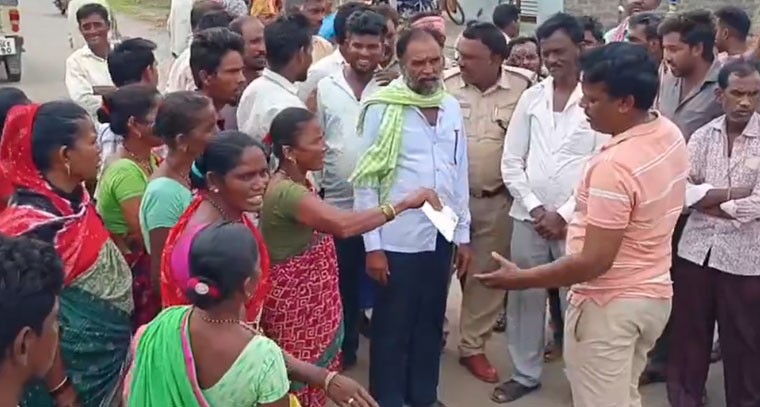 కొమురం బీమ్ ఆసిఫాబాద్ జిల్లాలో అటవీశాఖ అధికారుల దౌర్జన్యం