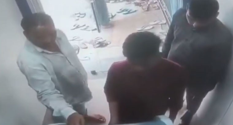 ఏటీఎం వద్ద యువకుడిని ఏమార్చి అతడి డెబిట్ కార్డును అపహరించిన దుండగులు