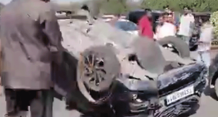 అత్తాపూర్‌లో ఫ్లైఓవర్‌పై కారు బోల్తా..