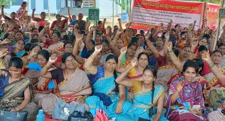 ఆందోళన బాట పట్టిన అంగన్వాడీ టీచర్లు
