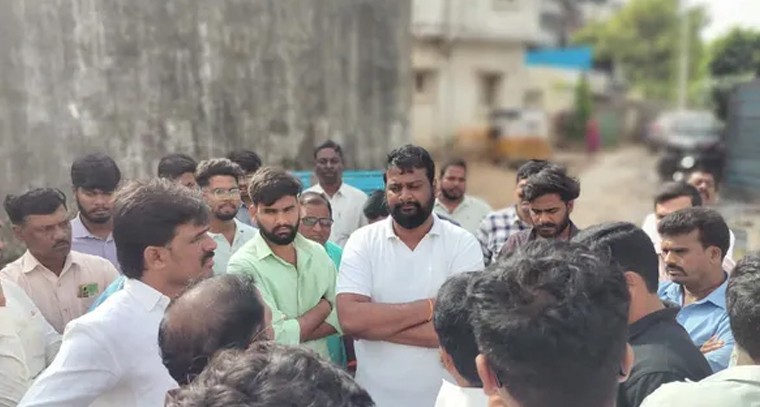 సమస్యలపై పాదయాత్ర చేసిన యువ నాయకుడు