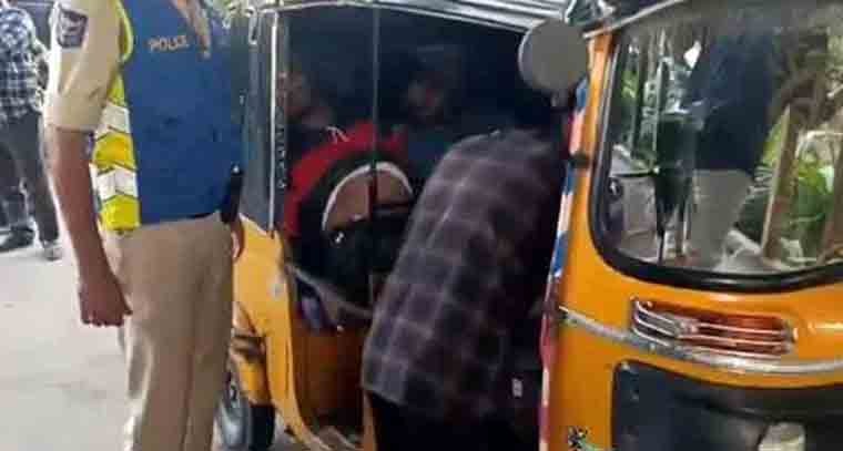 ఆటోలో మృతదేహాలు భగ్గుమన్న హైదరాబాద్ లోని పాతబస్తీ
