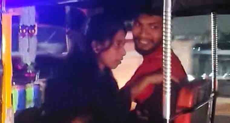 డ్రైవింగ్ చేస్తూ ప్రియురాలితో ఆటోలో బాధ్యతారహితంగా ప్రవర్తించిన ఆటో డ్రైవర్