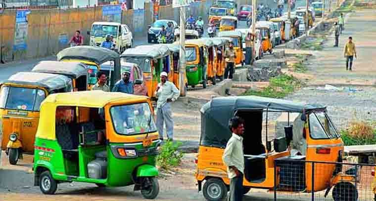 ఇంధన సరఫరాతో అష్టకష్టాలు పడుతున్న ఆటో వాసులు 
