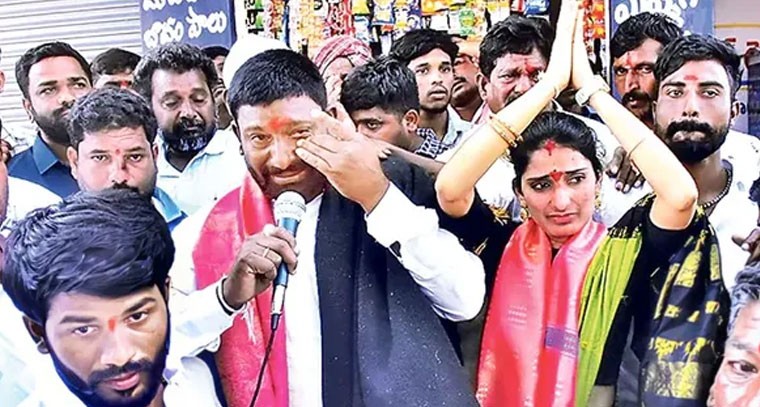 స్థానిక ఎన్నికలు.. భార్య గెలుపు కోసం కన్నీటితో వేడుకున్న భర్త