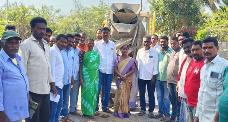 సీసీ రోడ్డు నిర్మాణ పనులు ప్రారంభం