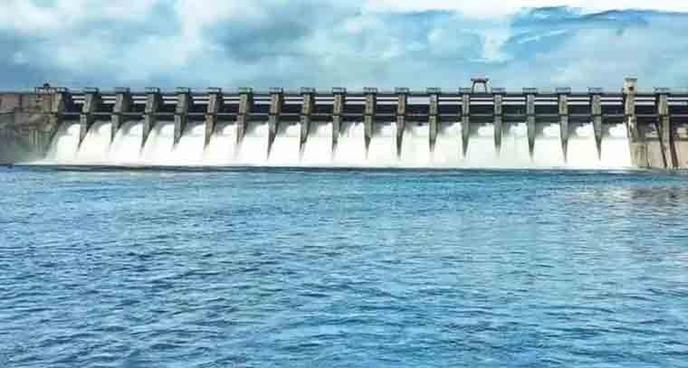 బాబ్లీ ప్రాజెక్టు గేట్లను ఎత్తిన అధికారులు 
