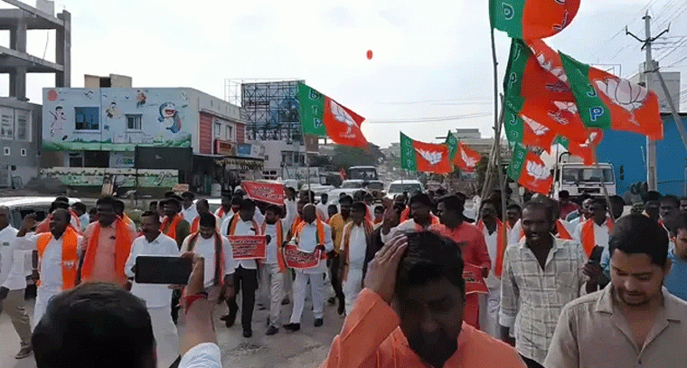 బడంగ్పేట్ రోడ్ల స్థితిపై బీజేపీ నేతల నిరసన