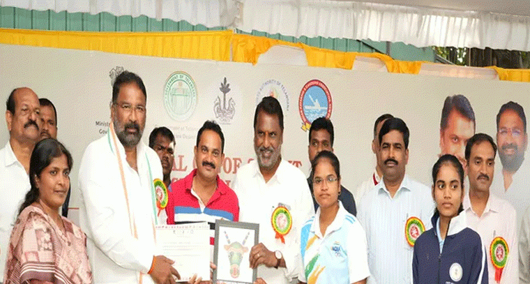 బహుమతులు ప్రధానం చేసిన మంత్రి