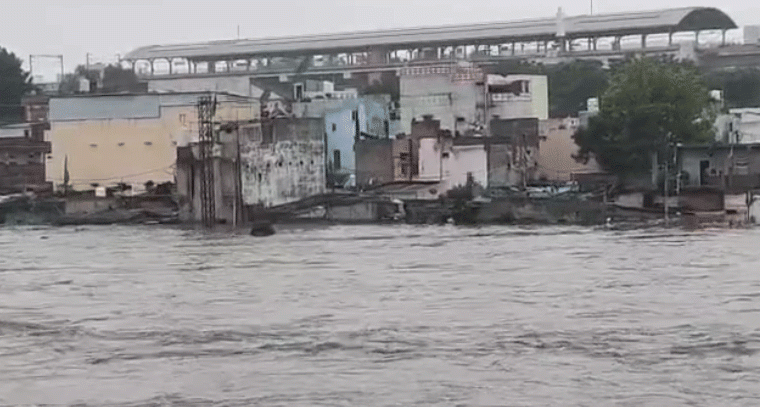 భాగ్యనగరంలో వరద బాధితుల అర్ధనారాలు