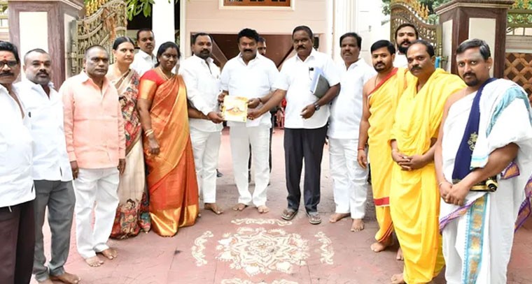 బల్కంపేట్ ఎల్లమ్మ కళ్యాణానికి తలసానికి ఆహ్వానం అందజేత