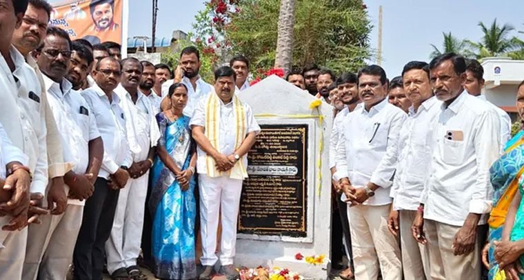 ఎమ్మెల్యే బాలు సీసీ రోడ్డు పనులకు శంకుస్థాపన ఎమ్మెల్యే బాలు నాయక్