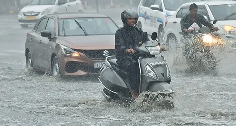 రేపు తీరం దాటనున్న వాయుగుండం.. తెలుగు రాష్ట్రాల్లో అతి భారీ వర్షాలు