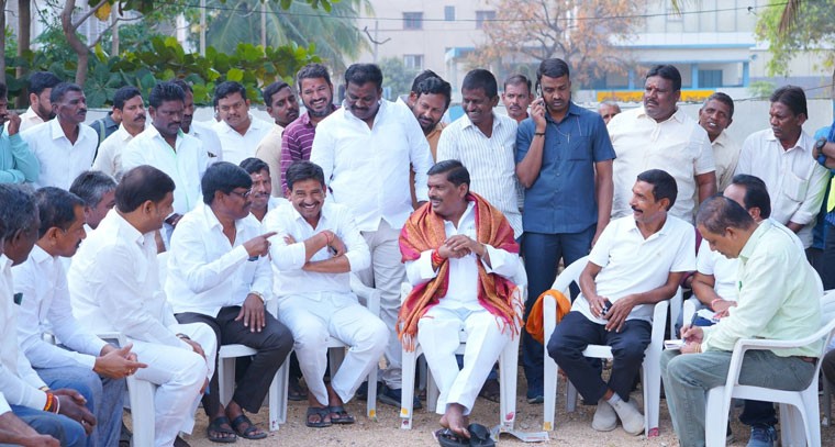 బంధం కొమ్ము రహదారి విస్తరణ పనులను పరిశీలించిన ఎమ్మెల్యే జిఎంఆర్..