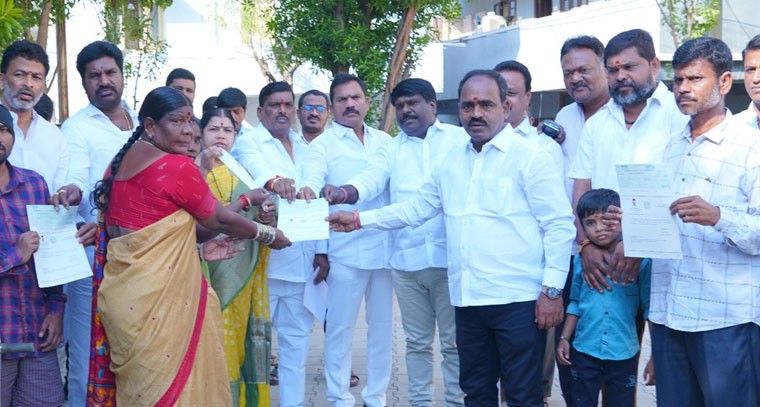  101 మంది లబ్ధిదారులకు ముఖ్యమంత్రి సహాయ నిధి పంపిణీ చేసిన ఎమ్మెల్యే  గూడెం మహిపాల్ రెడ్డి