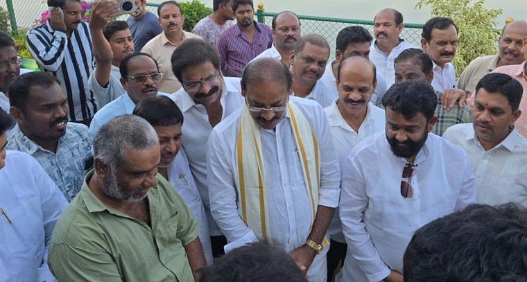 వాకింగ్ ట్రాక్ & సైక్లింగ్ ట్రాక్ పనుల పురోగతిపై అధికారులతో  బండి రమేష్ సమీక్ష