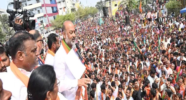 కాంగ్రెస్ పార్టీపై బండి సంజయ్ తీవ్ర విమర్శలు