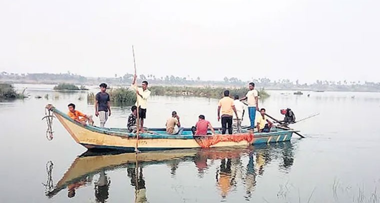 బాసర గోదావరిలో బోటింగ్ నిలిపేయాలంటూ ఆదేశాలు