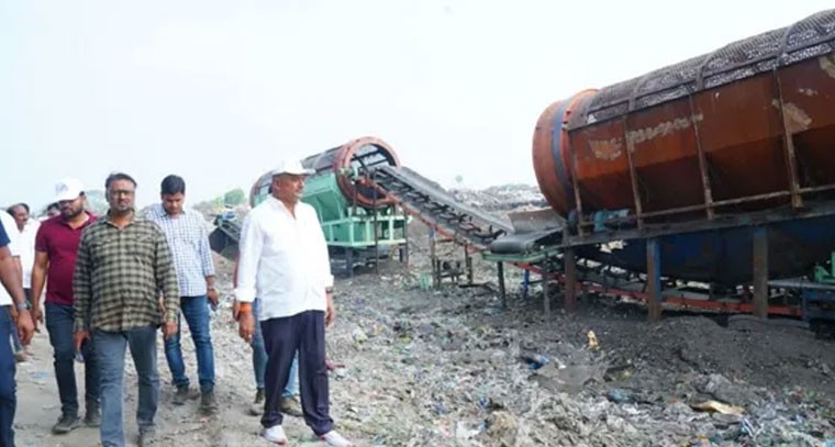 చెత్త రీసైక్లింగ్ యంత్రాన్ని పరిశీలించిన ఎమ్మెల్యే బత్తుల లక్ష్మారెడ్డి