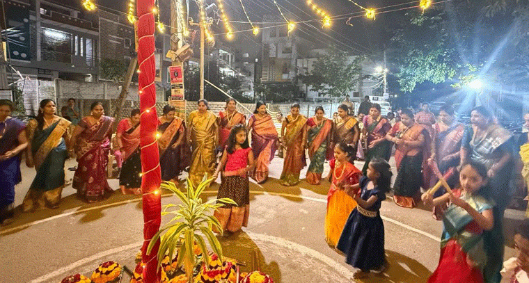  ఎంగిలి పూవు బతుకమ్మ వేడుకల్లో బీఆర్ఎస్ రాష్ట్ర నాయకురాలు  కాట సునీత