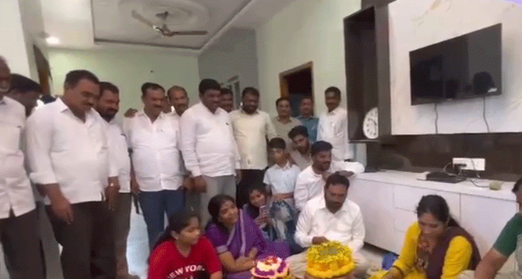 బతుకమ్మ పండుగలో మాజీ మంత్రి ఎర్రబెల్లి దయాకర్ రావు